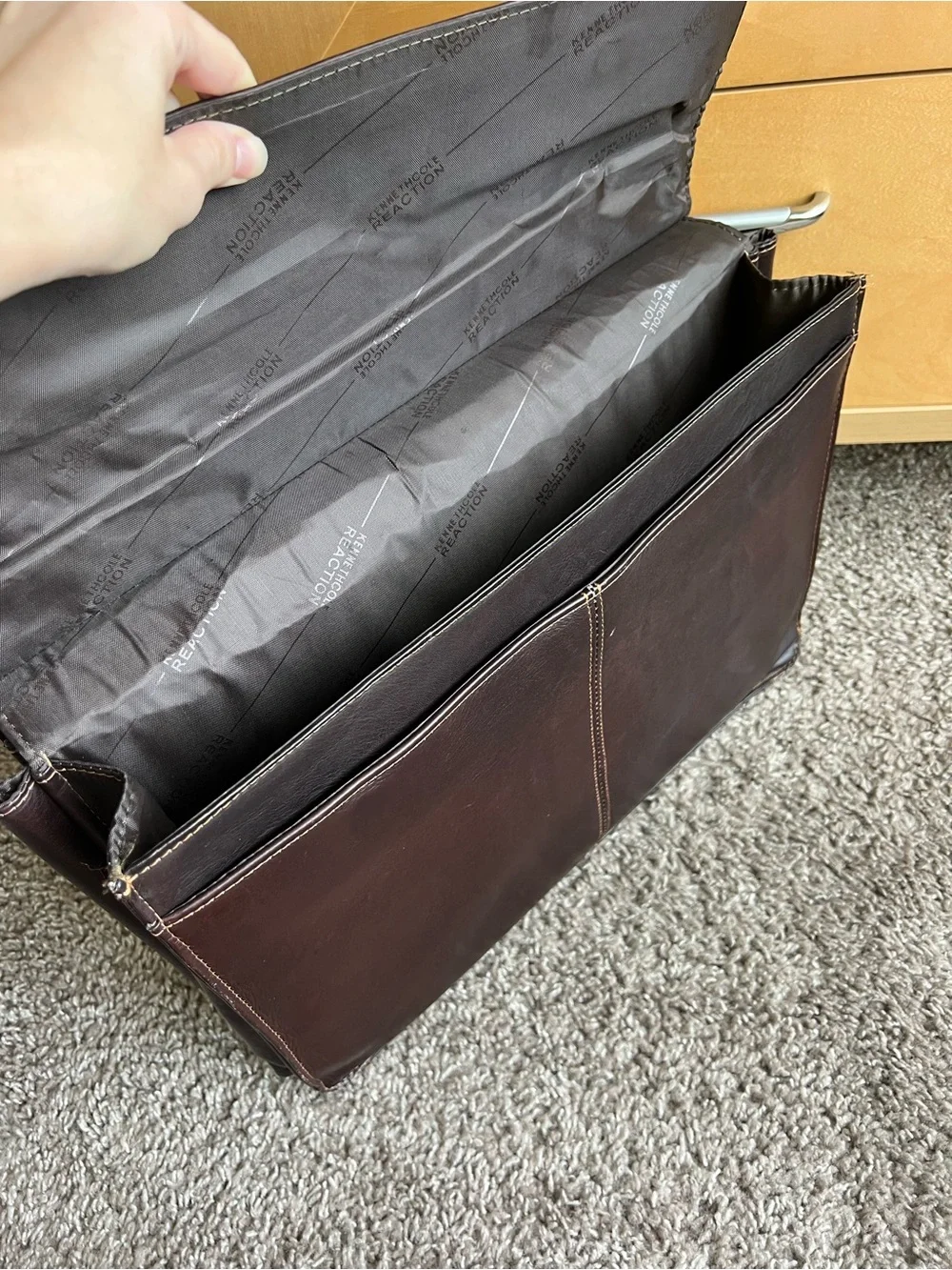 Kenneth Cole Reaction Colombian Leather Dowel Rod Portfolio With 15